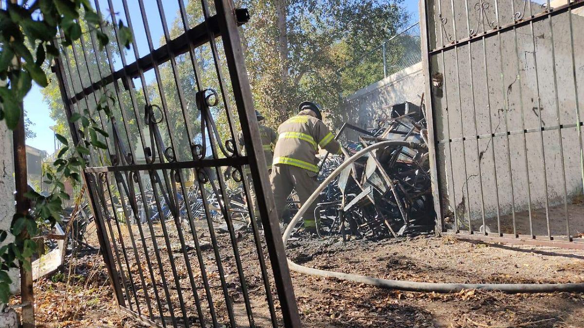 Incendio de mesabancos secundaria #4 Bomberos (3)